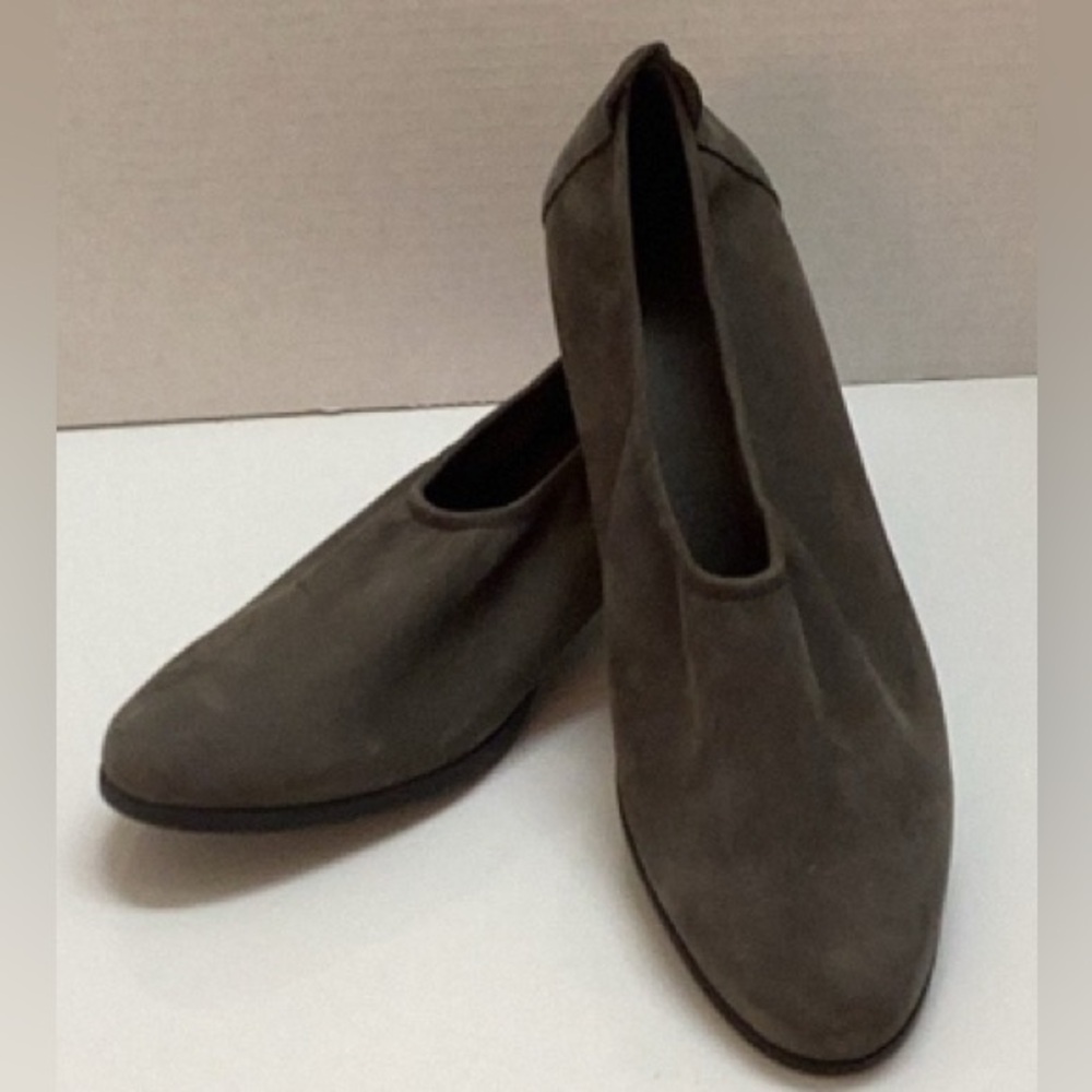 ARCHE gray suede leather pumps minimalist quiet luxury balletcore stretch 9